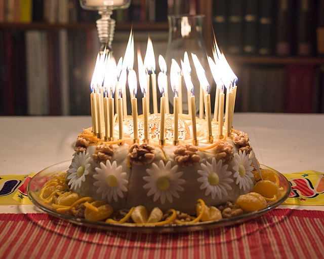 640px Birthday cake 28897344538829 28cropped29